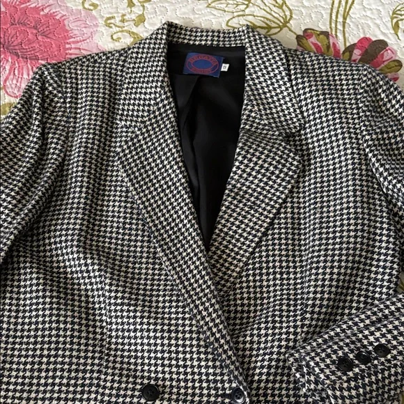 Women's Black and White Houndstooth Tailored Blazer - Picture 7 of 9